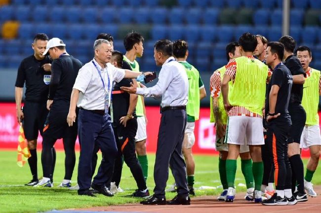 08:10阿根廷杯　拉普拉塔大学生1-0防御与正义09:00哥伦甲　麦德林独立2-1巴兰基利亚青年08:00NBA 奇才122-142鹈鹕08:00NBA 活塞111-129费城76人08:30NBA 热火115-104黄蜂08:30NBA 猛龙135-128老鹰09:00NBA 马刺199-122湖人09:00NBA 火箭117-104灰熊今日焦点战预告凌晨1.45，欧联杯：利物浦已经锁定小组第一，圣吉罗斯联还需拿分晋级，本场谁能笑到最后？凌晨1.45，欧联杯：雷恩只需一分即可确保小组第一，比利亚雷亚尔能否击败对手获得晋级名额？凌晨4点，欧联杯：西汉姆和弗赖堡同积12分，本场谁能取得小组第一位置？凌晨4点，欧联杯：布莱顿暂居小组第二，马赛能否以头名出线？事件下周一抽签！